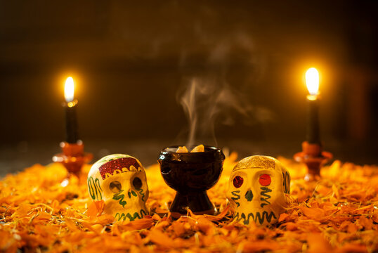 Altar de d&iacute;a de muertos noviembre m&eacute;xico incienso copal flor de cempas&uacute;chil contraluz calaveras de az&uacute;car tradiciones oto&ntilde;o velas
