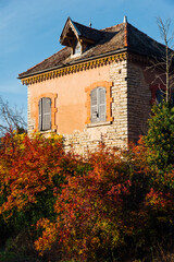 Obraz premium une vieille maison bourgeoise abandonnée. Une vieille maison dans un parc automnal. L'abandon du patrimoine immobilier.