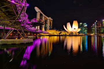Papier Peint photo autocollant Helix Bridge Illumination du pont Helix, l& 39 une des destinations les plus célèbres de Singapour avec l& 39 hôtel Marina Bay Sands, Singapour