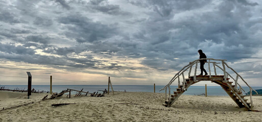 Holzbrücke in den Dünen im Naturschutzgebiet Nagliai, Kurische Nehrung, Litauen