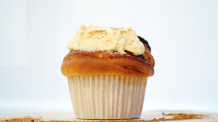 アイシングがたっぷりのったシナモンロールカップケーキ