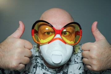 Maskierter Mann. Mann mit Brille. Lustiges Foto. Gegen das Virus.