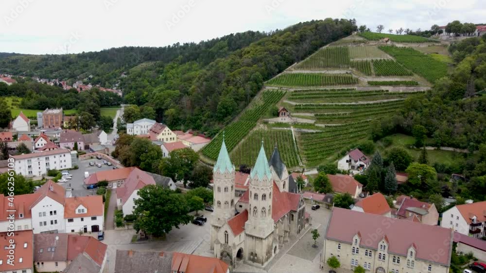 Wall mural Freyburg an der Unstrut mit der St. Marien Kirche und Weinbergen