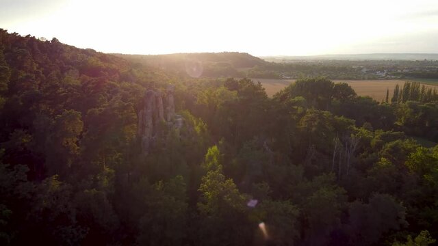 Sonnenuntergang in den Klusbergen bei Halbstadt im Harz, Deutschland 
