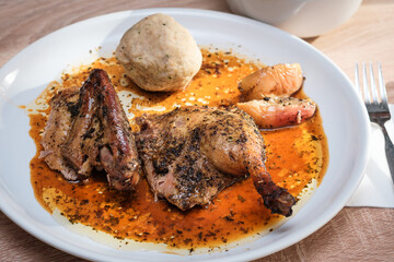 Ente, Entenflügel, Entenkeule, Flügel, Keule, angerichtet, am Teller, Knödel, Blaukraut, Rotkraut