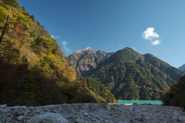 Obraz premium 秋の紅葉した高瀬渓谷