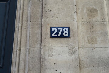 Numéro 278. Plaque de numéro de rue.
