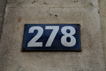 Numéro 278. Plaque de numéro de rue.