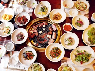韓国焼肉とパンチャン（水原カルビ）