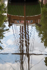 Schiffsrumpf der “Margarethe von Papenburg“ spiegelt sich im Fehn-Kanalwasser