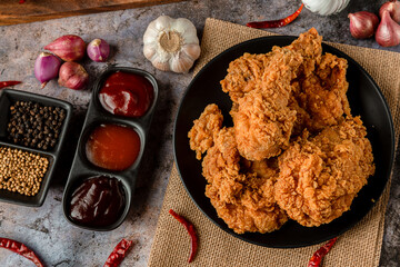 crispy fried chicken plate. Delicious homemade crispy fried chicken. Crunchy Fried Chicken Ready To Eat. © kanpisut