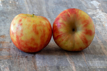Pommes Elstar sur fond de vieilles planches	