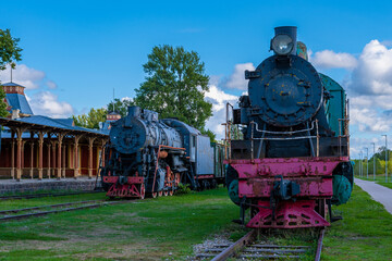 Obraz premium Eisenbahn Museum in Estland Haapsalu mit historischen Zügen aus der Zarenzeit und Sowjetunion