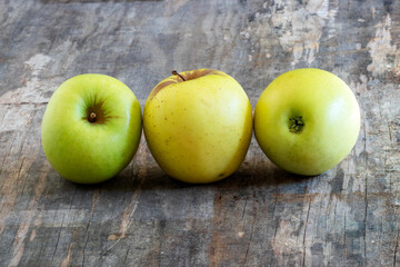 Pommes Golden sur fond de vieilles planches	