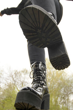Fusstritt, Tritt mit Stiefel, Nahaufnahme von unten