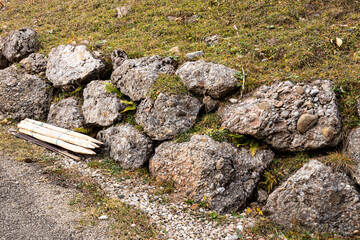 Steinmauer aus Nagelfluhgestein