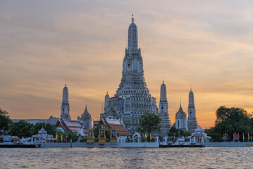 Fototapeta premium temple of Dawn, Bangkok, Thailand at sunset
