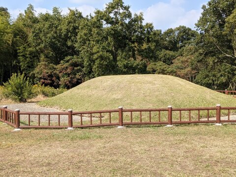 It is said to be the tomb of King Ito, which was built around 200 AD.