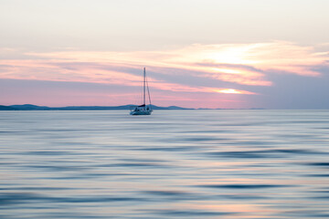Velero al atardecer
