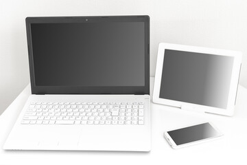 デジタルデバイス（ノートパソコン、スマートフォンと、タブレット端末）