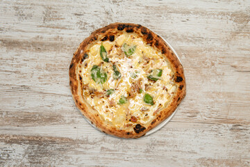 Homemade Carbonara Pizza. A recipe that combines two of the most typical Italian recipes, Easy to make and with few ingredients, mushrooms, white onion, basil leaves and bacon.