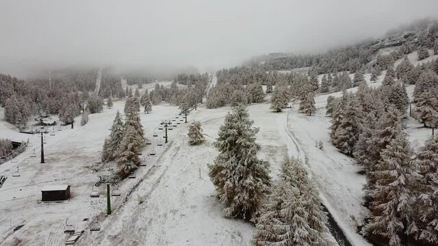 Volo col drone sulla prima neve la mattina presto