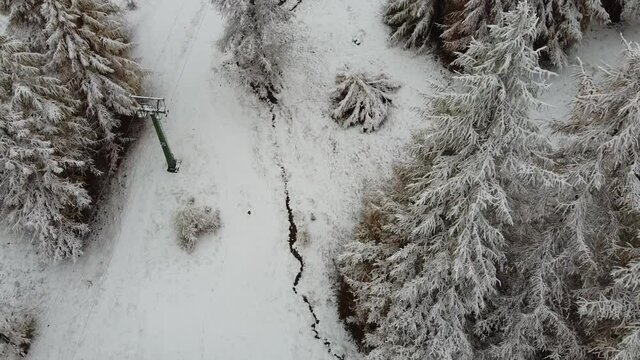 Volo col drone sulla prima neve la mattina presto