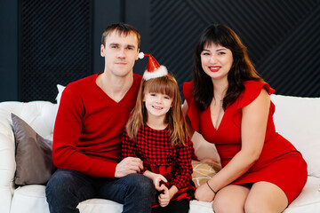 Naklejka premium beautiful and happy family on the couch. 