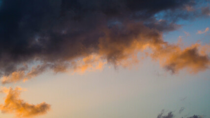 Ciel jaunâtre sous des nuages de basse altitude, pendant le coucher du soleil