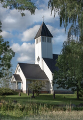 Drewniany kościół na wsi - obrazy, fototapety, plakaty