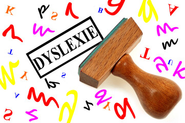 Concept de dyslexie avec un tampon encreur et des lettres de l'alphabet