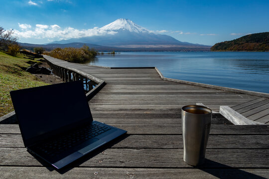 ワーケーション　イメージ　富士山の見える湖畔で　remote working at the foot of mount Fuji