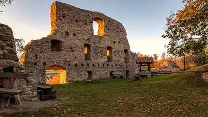 Sonnenaufgang an der Burgruine Stapelburg