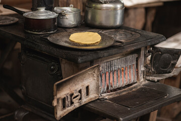 estufa de metal antigua muy caliente con madera en brazas - obrazy, fototapety, plakaty