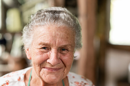 RETRATO DE UNA SE&Ntilde;ORA ADULTA MAYOR CON UNA LEVE SONRISA EN SU ROSTRO