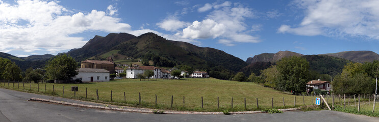 Fototapeta na wymiar Tourisme dans les Pyrénées Atlantiques, Bidarray et sa région. 