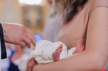 Obraz na płótnie Canvas little baby feet baby on mother's arm
