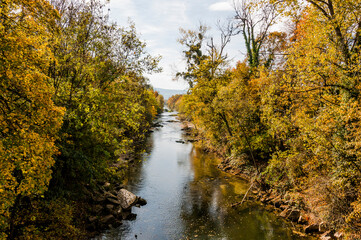 Münchenstein, Birs, Fluss, Birstal, Baselland, Arlesheim, Reinach, Wald, Waldweg, Auwald, Uferweg, Wanderweg, Renaturierung, Herbst, Herbstfarben, Herbstlaub, Herbstsonne, Dorf, Basel, Schweiz