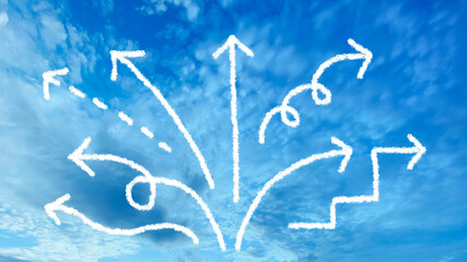 青空の上のたくさんの種類の矢印