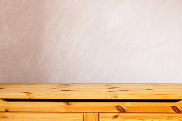 Design: Holztruhe vor einer verputzten Wand