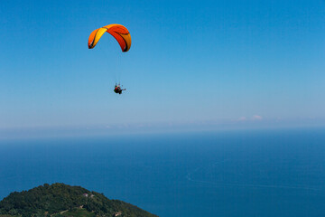 Fototapeta na wymiar paragliding on the beach