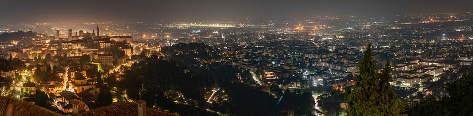 Fototapeta na wymiar Bergamo at night