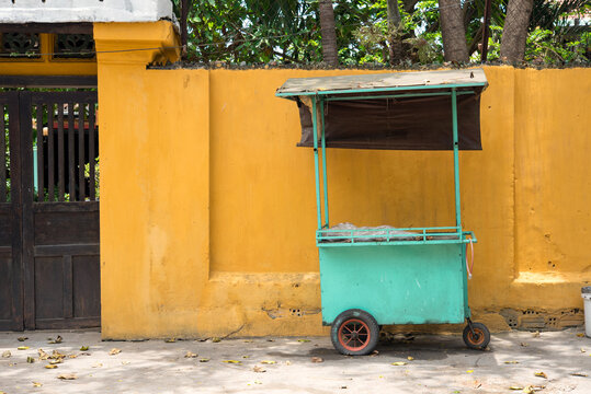 Abandoned street food cart in Hoi An, Vietnam　路上に放置されている移動式屋台（東南アジア、ベトナム、ホイアン）