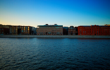 Naklejka premium Line of Moscow buildings at river pier