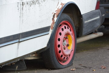 vergessene Schrottautos mit Moos und Flechten