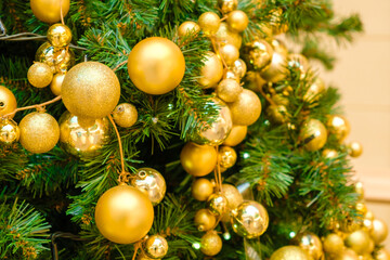 Obraz na płótnie Canvas Christmas tree decorated with golden balls
