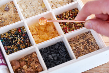 Räucherwerk - Harze, Kräuter, Blüten, Hölzer, Räuchermischungen zum Räuchern in einer Holzbox mit Räucherlöffel