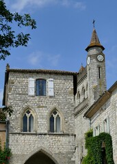 Fototapeta na wymiar La maison dite « du Prince Noir » et le clocher de l’église Saint-André à Monflanquin