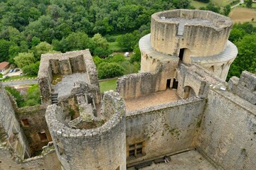 Vue aérienne des vestiges du château de Bonaguil en ruines