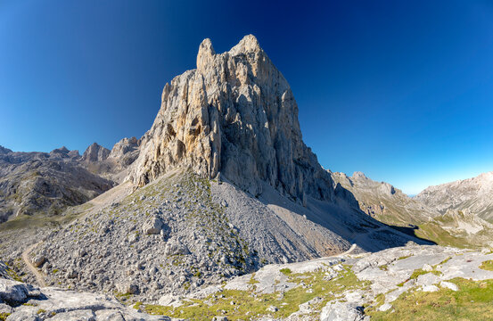 Pe&ntilde;a Olvidada, Famosa cima de los Picos de Europa de Cantabria en Fuente D&eacute;. Lugar muy tur&iacute;stico en Espa&ntilde;a.
